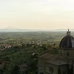 In With Pool Cortona