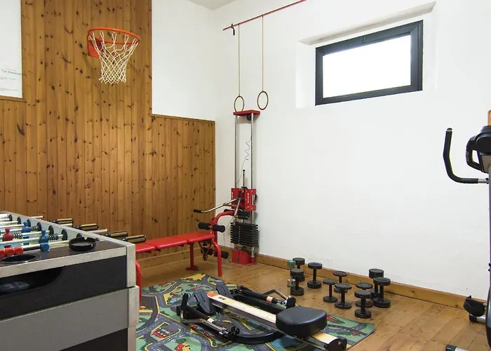 Dom wakacyjny In With Pool *